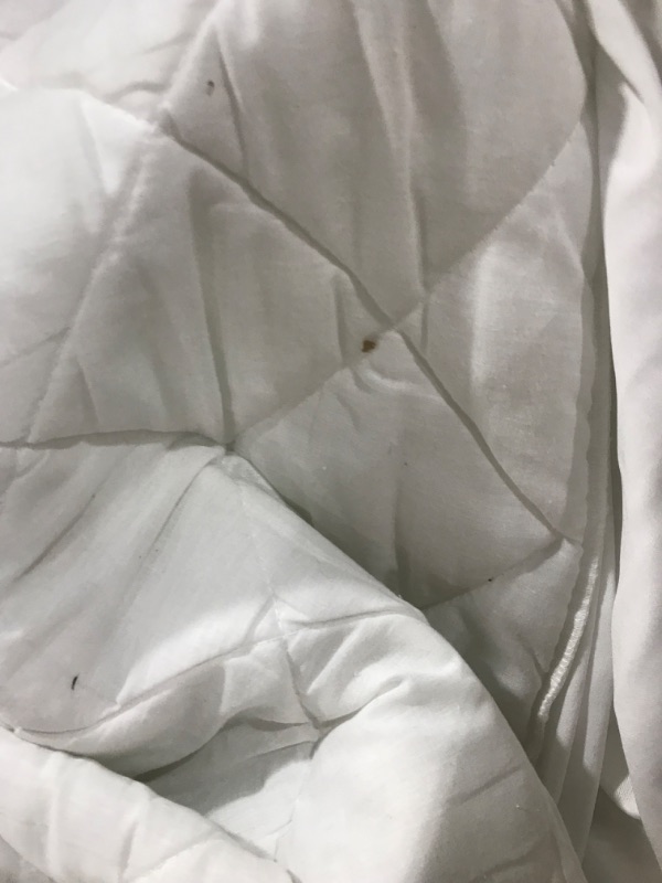 Photo 1 of Amazon basics white quilt 
Size small