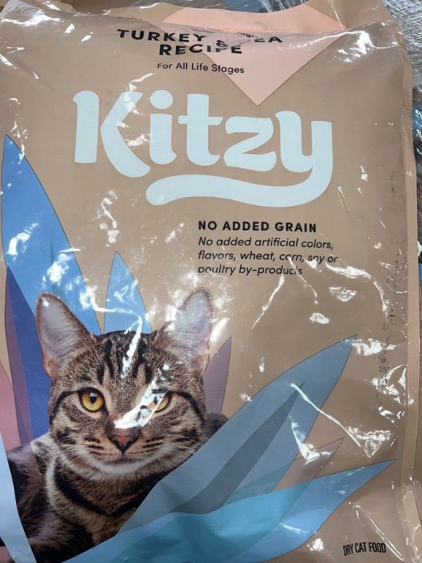 Photo 3 of BEST BY:: 11/2022 Amazon Brand - Kitzy Dry Cat Food, No Added Grains (Turkey/Whitefish & Pea Recipe)
