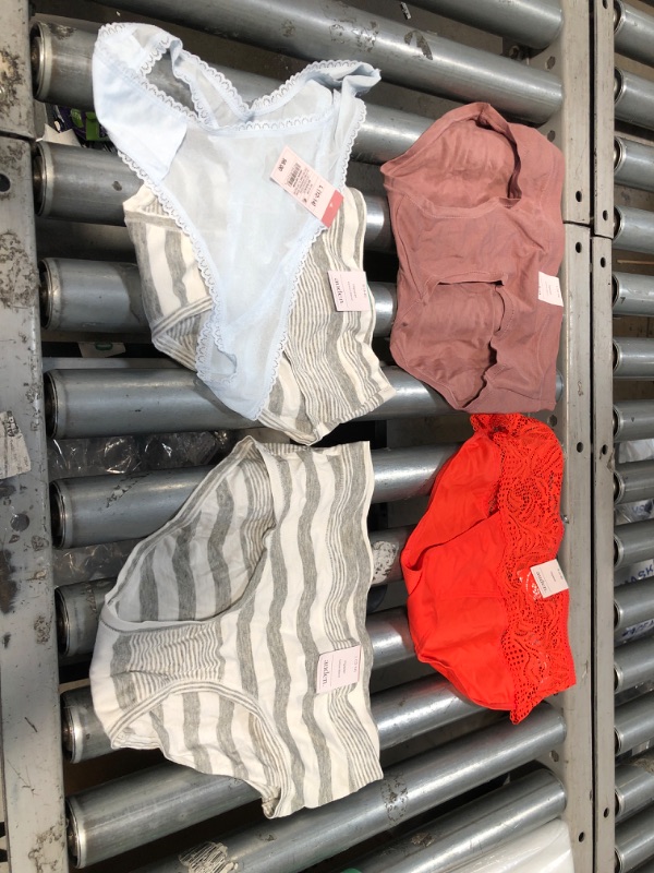 Photo 1 of 5 ITEMS*
WOMENS UNDERWEAR BUNDLE
SIZES SMALL, LARGE
