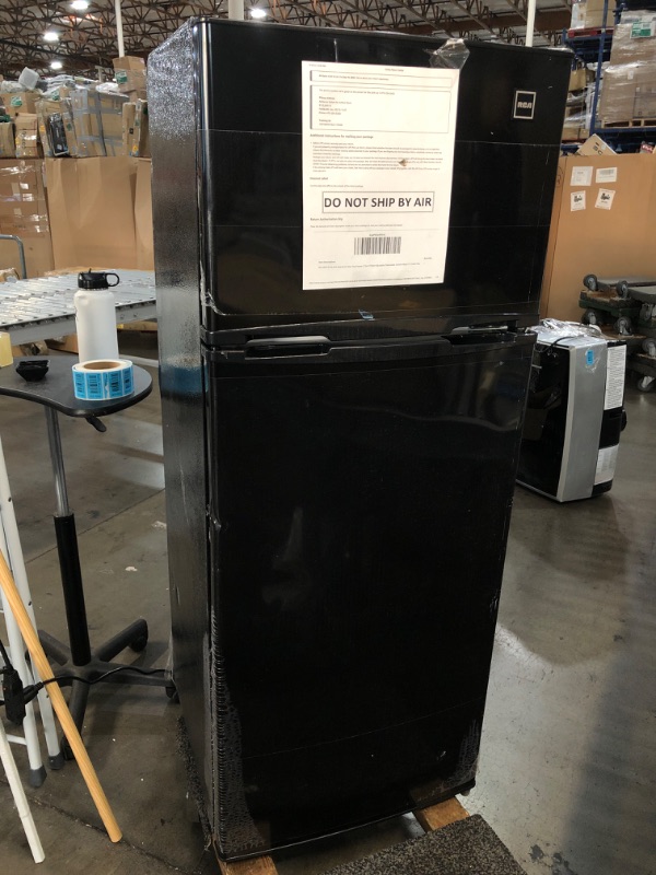 Photo 2 of ***PARTS ONLY*** RCA RFR741-BLACK Apartment Size-Top Freezer-2 Door Fridge-Adjustable Thermostat Control-Black-7.5 Cubic Feet
