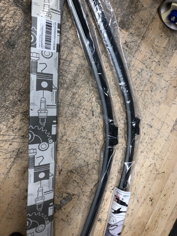 Photo 2 of 2 Factory Wiper Blades Replacement For BMW 3-Series E90 E91 M3 4-Door 06/2006-08/2009 Original Equipment Windshield Wiper Blade Set - 24"/19" (Set of 2)
