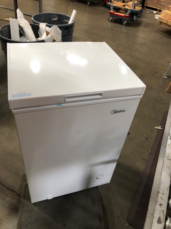 Photo 8 of **minor dent**
Midea MRC04M3AWW, White 3.5 Cu. Ft. Mini Freezer, Cubic Feet
