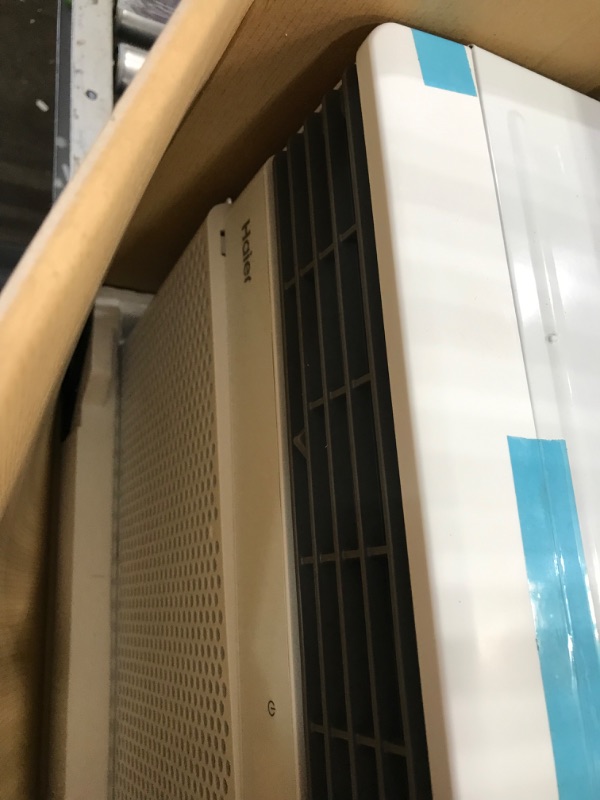 Photo 7 of MINOR DAMAGE
QHEK12AC 19" Smart Window Air Conditioner with 12000 BTU Cooling Capacity Electronic Thermostat with Remote WiFi and 11.4 CEER in
