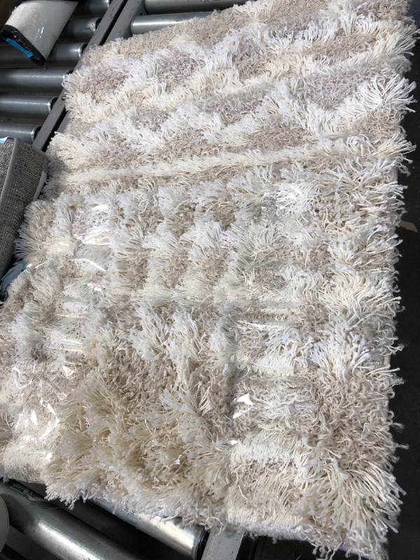 Photo 1 of 2'X3' BEIGE AREA RUG 