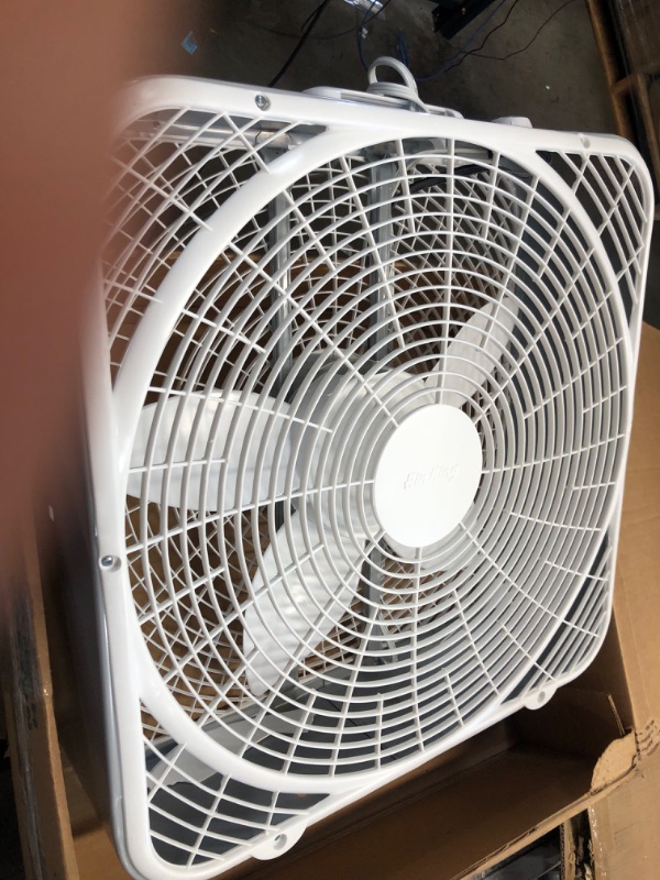 Photo 3 of (SHAKES DUE TO BROKEN-OFF BLADE) Air King 9723 20-inch 3-Speed Box Fan