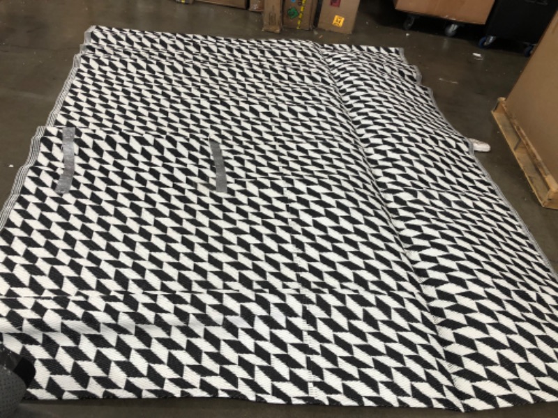 Photo 2 of (STOCK PIC INACCURATELY REFLECTS ACTUAL RUG) 9'8" x 8' black and white zigzag neoprene nylon rug