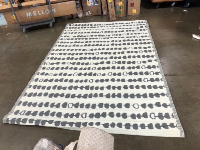 Photo 2 of (STOCK PIC INACCURATELY REFLECTS ACTUAL RUG) 9'6" x 6' outdoor patio nylon rug grey and white waterproof wrinkle free