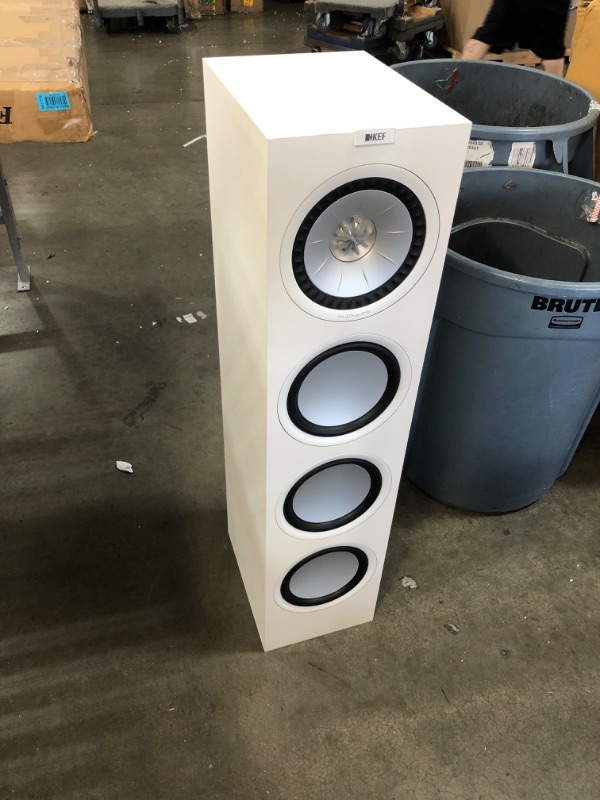 Photo 1 of (SM. DAMAGED CORNER) Q950 8" 2.5-Way Floorstanding Speaker White Each