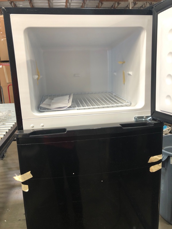 Photo 3 of Apartment Size-Top Freezer-2 Door Fridge-Adjustable Thermostat Control-Black-7.5 Cubic Feet
