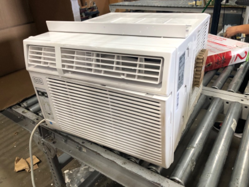 Photo 2 of ***PARTS ONLY*** BLACK+DECKER BD08WT6 Window Air Conditioner with Remote Control , 8000 BTU, Cools Up to 350 Square Feet Energy Efficient, White
- Missing/loose hardware // Minor cosmetic damaged 
