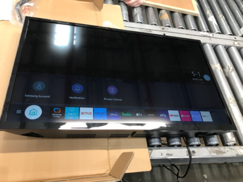 Photo 2 of SAMSUNG 32-inch Class LED Smart FHD TV 1080P (UN32N5300AFXZA, 2018 Model)