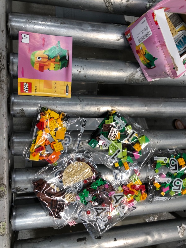 Photo 4 of **damaged box**
LEGO Brickheadz Valentine Lovebirds 40522 (298 Pcs)
