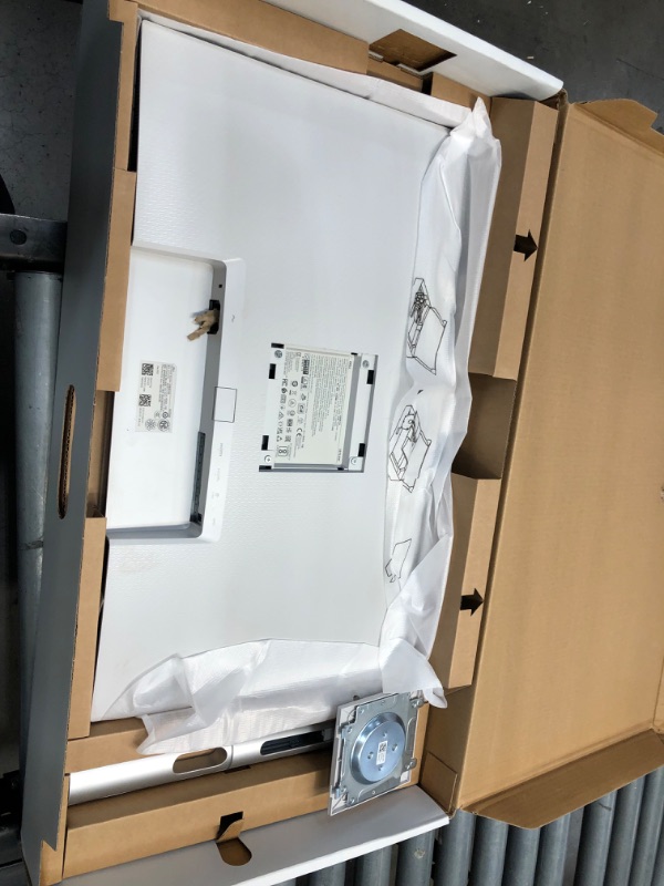 Photo 1 of Dell S2722QC 27-inch 4K USB-C Monitor - UHD (3840 x 2160) Display, 60Hz Refresh Rate, 8MS Grey-to-Grey Response Time (Normal Mode), Built-in Dual 3W Speakers, 1.07 Billion Colors - Platinum Silver

