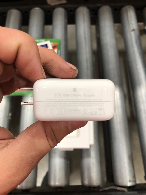 Photo 3 of Apple 30W USB-C Power Adapter

