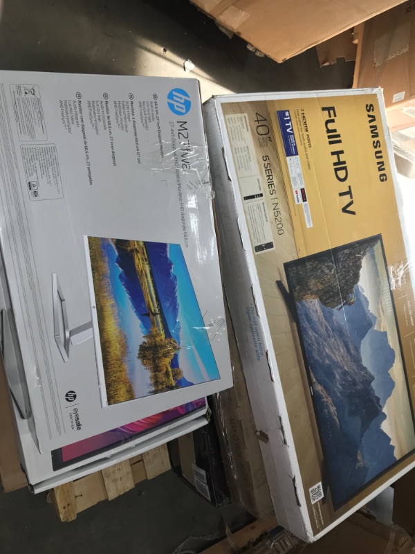 Photo 1 of 17 TV/ Pallet, BROKEN/NOT FUCNTIONAL/MISSING COMPONENTS