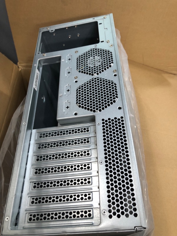 Photo 2 of DAMAGED ITEM
SilverStone Technology 4U Rackmount Server Chassis with 3 X 5.25 Front Bays with CEB/ATX/mATX/Mitx Support RM400 Cases SST-RM400
