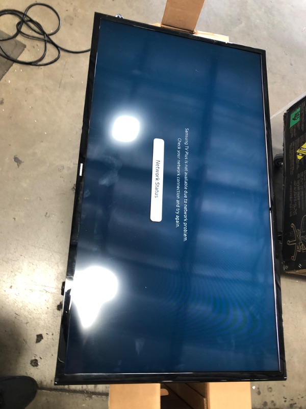 Photo 4 of SAMSUNG 40-inch Class LED Smart FHD TV 1080P (UN40N5200AFXZA, 2019 Model)

-bezel is separating at the top 
-powers on 
