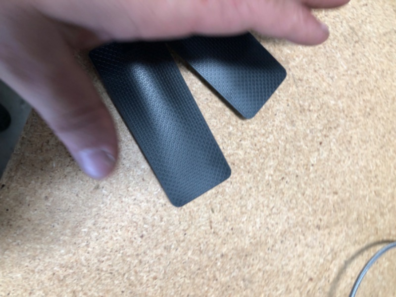 Photo 1 of SAMSUNG 40-inch Class LED Smart FHD TV 1080P (UN40N5200AFXZA, 2019 Model)

-bezel is separating at the top 
-powers on 

