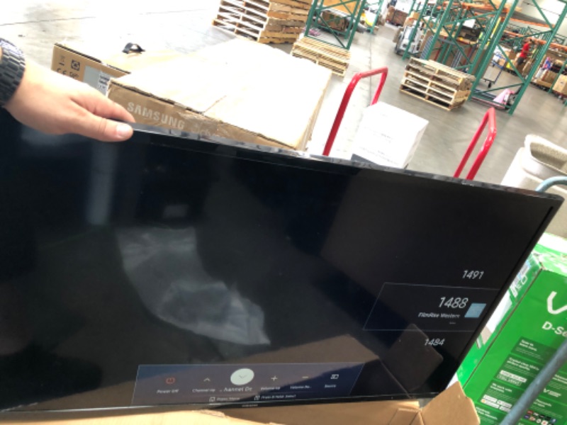 Photo 5 of SAMSUNG 40-inch Class LED Smart FHD TV 1080P (UN40N5200AFXZA, 2019 Model)

-bezel is separating at the top 
-powers on 
