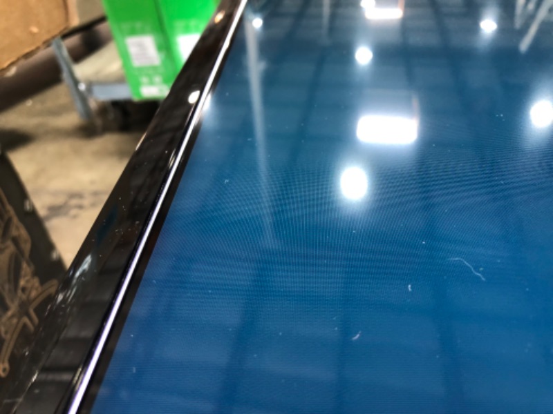 Photo 2 of SAMSUNG 40-inch Class LED Smart FHD TV 1080P (UN40N5200AFXZA, 2019 Model)

-bezel is separating at the top 
-powers on 
