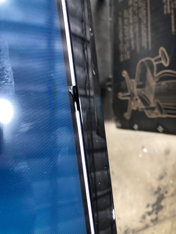 Photo 1 of SAMSUNG 40-inch Class LED Smart FHD TV 1080P (UN40N5200AFXZA, 2019 Model)

-bezel is separating at the top 
-powers on 
