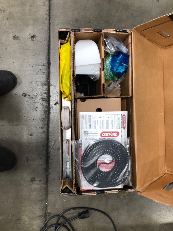 Photo 1 of Genie 3055 SilentMax Connect Belt Drive 3/4 HPc Garage Door Opener

-powers on 