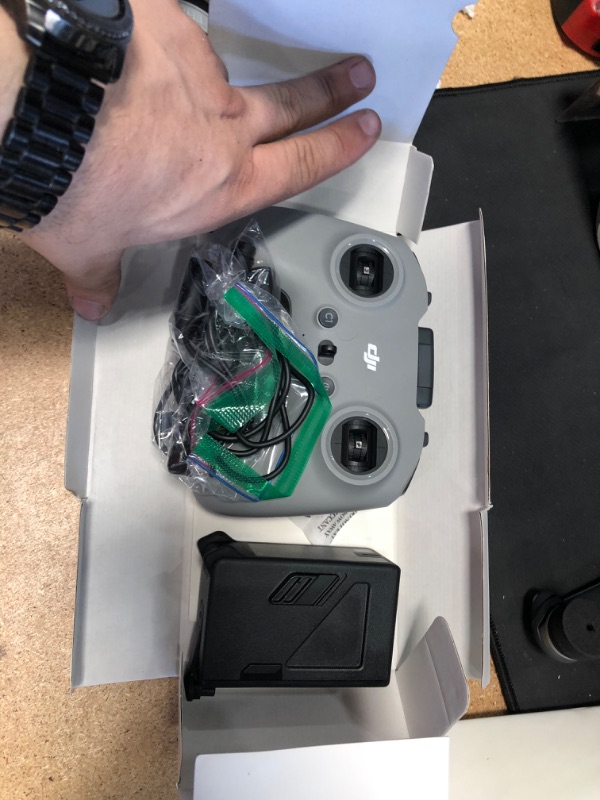 Photo 4 of DJI FPV Combo - First-Person View Drone UAV Quadcopter with 4K Camera, S Flight Mode, Super-Wide 150° FOV, HD Low-Latency Transmission, Emergency Brake and Hover, Gray

-arm is cracked (see image )
-batteries have power couldn't get the drone motors to tu