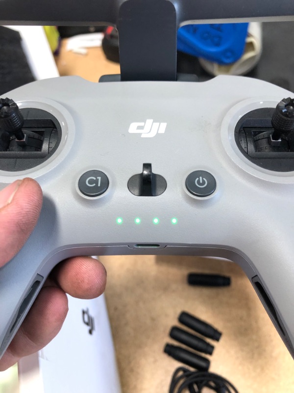 Photo 5 of DJI FPV Combo - First-Person View Drone UAV Quadcopter with 4K Camera, S Flight Mode, Super-Wide 150° FOV, HD Low-Latency Transmission, Emergency Brake and Hover, Gray

-arm is cracked (see image )
-batteries have power couldn't get the drone motors to tu