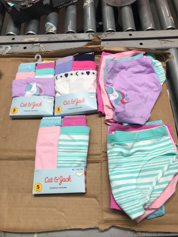 Photo 2 of 4 packs of 5 pairs: Girls' 5pk Unicorn Seamless Hipster - Cat & Jack™
Sizes Large & X-Large
