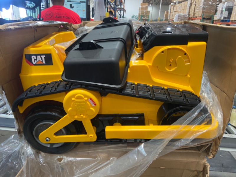 Photo 10 of **NEW*- Kid Trax Caterpillar D9 Bulldozer Toddler Ride On Toy, 12 Volt Battery,Max Rider Weight of 55 lbs, Single Rider, D9 Bulldozer,KT1136
