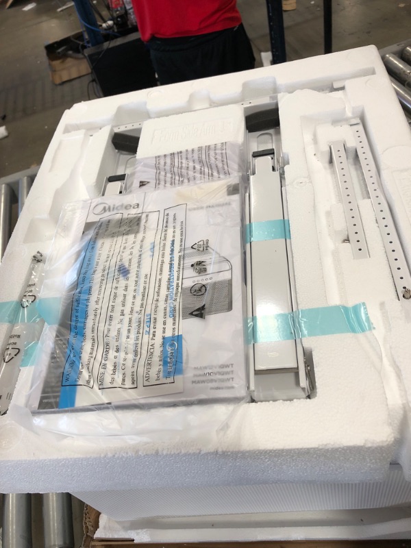 Photo 6 of **MINOR DENT ON BACK LEFT CORNER**
Midea 8,000 BTU U-Shaped Inverter Window Air Conditioner WiFi, 9X Quieter, Over 35% Energy Savings ENERGY STAR MOST EFFICIENT
