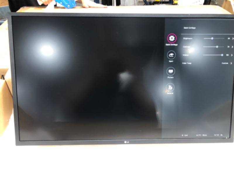 Photo 2 of LG 32UL500-W 31.5 Inch UHD (3840 x 2160) VA Display with AMD FreeSync, DCI-P3 95% Color Gamut and HDR 10 Compatibility - Silver/White
