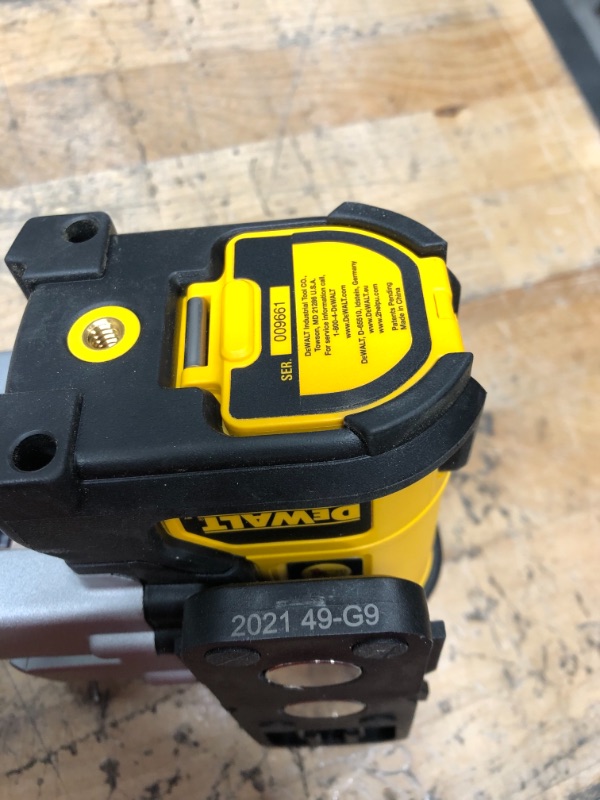 Photo 3 of DEWALT 50 ft. & 165 ft. Red Self-Leveling 3-Beam Cross Line Laser Level with (4) AA Batteries & Case