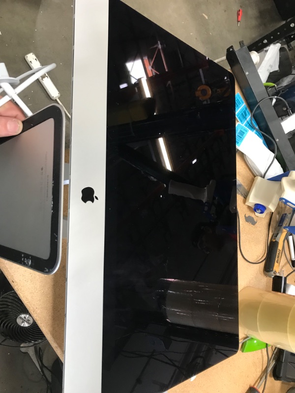 Photo 1 of Apple iMac MNE92LL/A 27 Inch, 3.4 GHz Intel Core i5, 16GB RAM, 512gb Silver