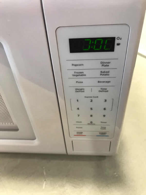 Photo 2 of Magic Chef Hmm770w 0.7 cu. ft. Countertop Microwave in White