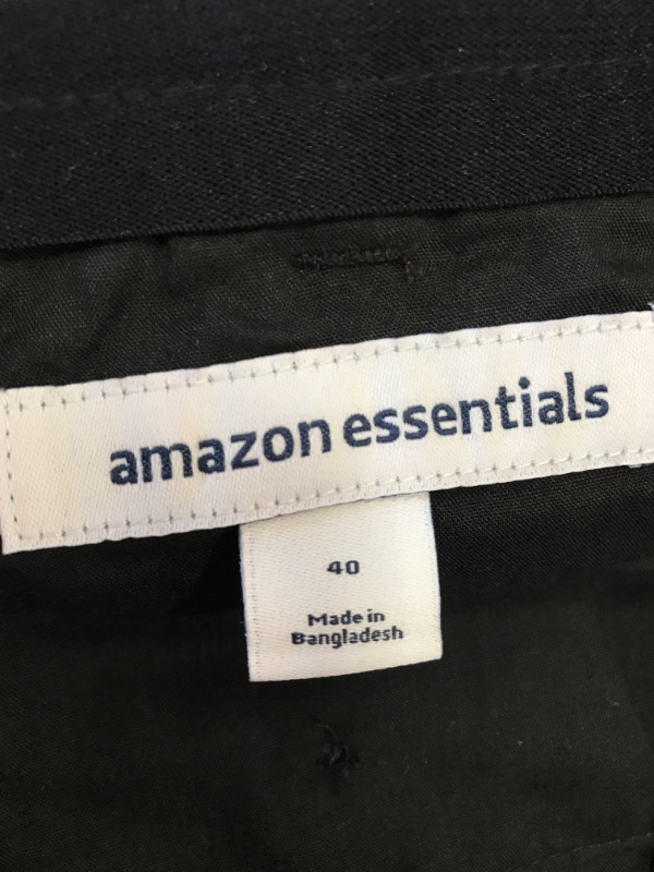 Photo 3 of Amazon Essentials Men's Classic-Fit 9" Short
size 40