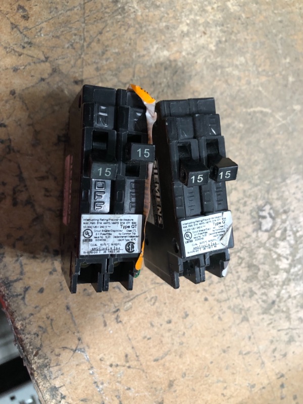 Photo 3 of Set Of 2 
Siemens 15 Amp Tandem Single Pole Type QT Circuit Breaker