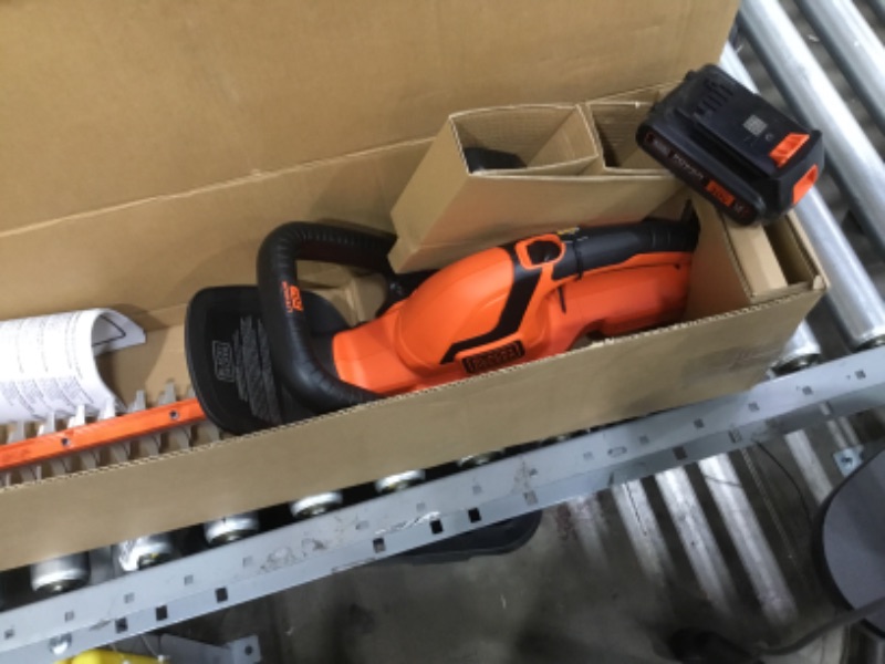 Photo 2 of BLACK+DECKER LHT2220 20V MAX* Cordless Lithium 22 in. Hedge Trimmer
