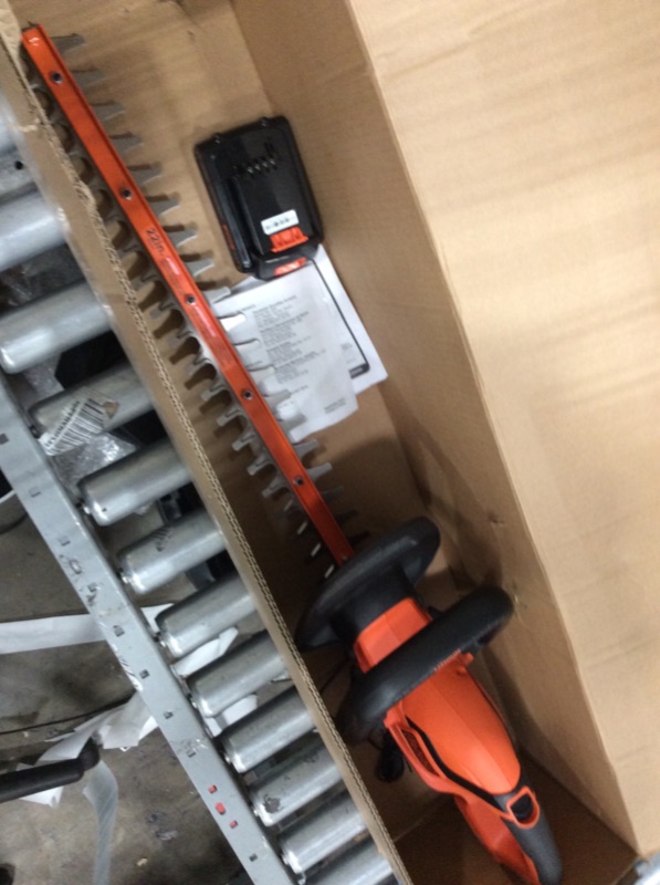 Photo 2 of BLACK+DECKER LHT2220 20V MAX* Cordless Lithium 22 in. Hedge Trimmer
