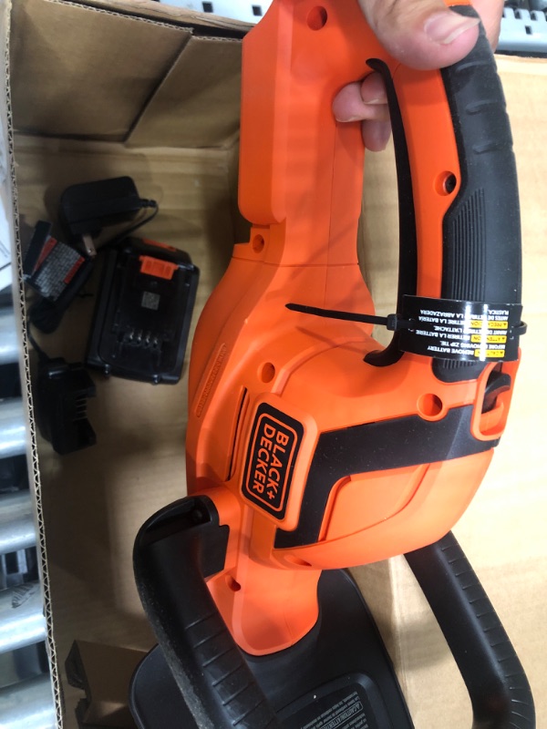 Photo 3 of BLACK+DECKER LHT2220 20V MAX* Cordless Lithium 22 in. Hedge Trimmer
