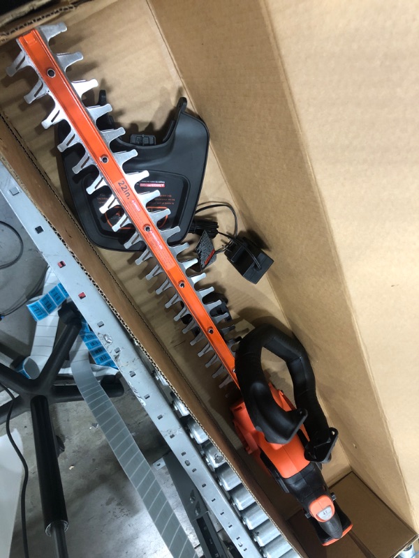 Photo 2 of BLACK+DECKER LHT321FF 20V MAX Lithium POWERCOMMAND Powercut Hedge Trimmer (MISSING BATTERY)
