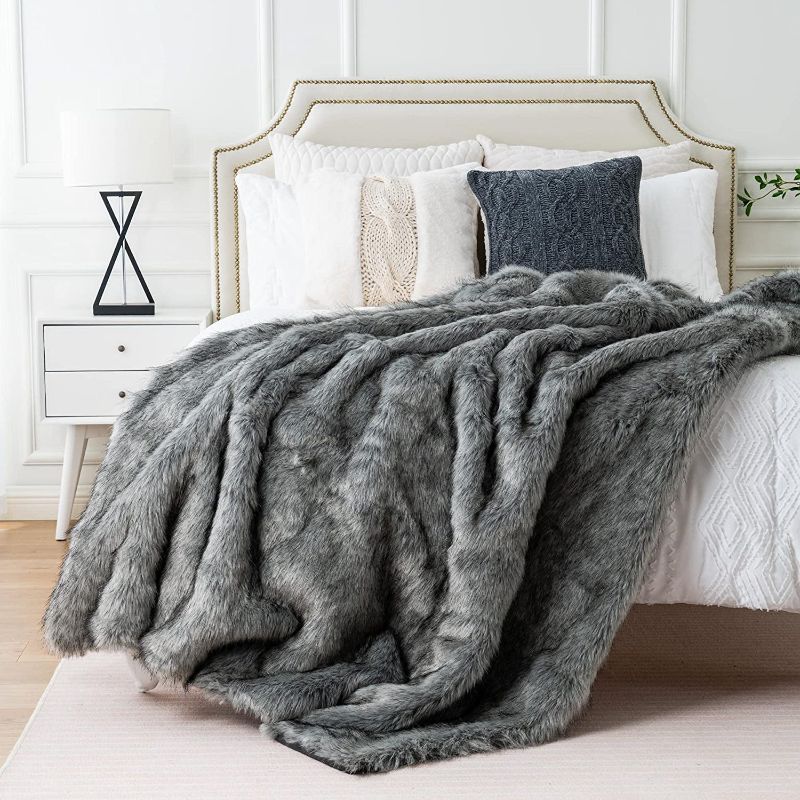 Photo 1 of BATTILO HOME Grey Faux Fur Throw Blanke Fox Fur Throw Blankets Fluffy Blankets Thick Warm Decorative Blanket Reversible to Plush Velvet, 50"x60"
(DIRTY)