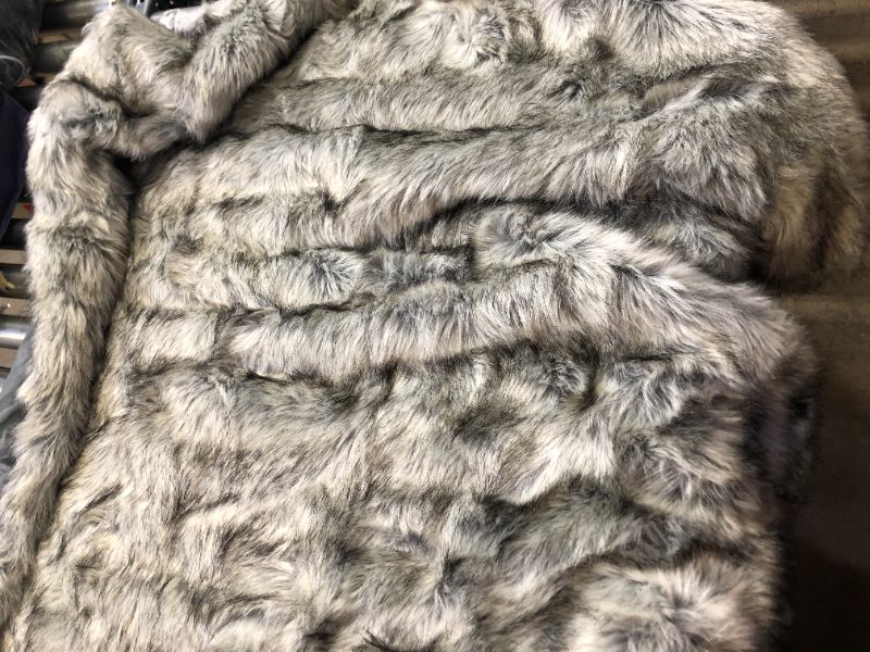 Photo 1 of BATTILO HOME Grey Faux Fur Throw Blanke Fox Fur Throw Blankets Fluffy Blankets Thick Warm Decorative Blanket Reversible to Plush Velvet, 50"x60"
(DIRTY)