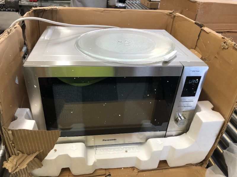 Photo 1 of Panasonic HomeCHEF 4-in-1 Microwave Mulit-Oven with Air Fryer, Convection Bake, FlashXpress Broiler, Inverter