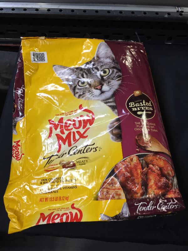 Photo 2 of Meow Mix Tender Centers Basted Bites Dry Cat Food, Chicken & Tuna Flavor, 13.5 Pound Bag
EXP APR 2022