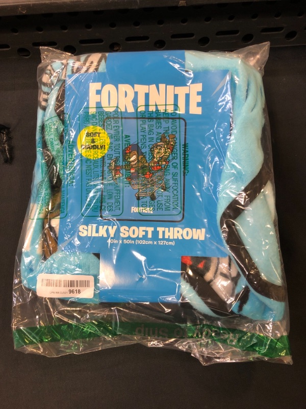 Photo 1 of Jay Franco Fortnite Battle Royale Size 40" X 50" Throw Blanket
