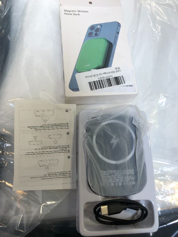 Photo 2 of E29 10000mAh PD + QC 20W Wireless Charging 15W Power Bank 