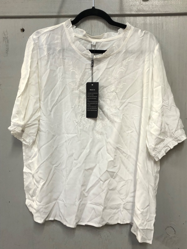 Photo 1 of WOMENS WHITE SHIRT SIZE XL WHITE DESIGN 