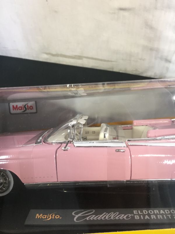 Photo 6 of 1959 Cadillac Eldorado Biarritz Convertible, Pink - Maisto Premiere 36813 - 1/18 Scale Diecast Model Toy Car by Maisto
(factory sealed)