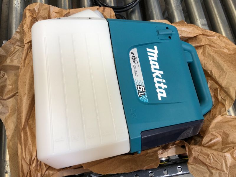 Photo 4 of Makita XSU03Z 18V LXT® Lithium-Ion Cordless 1.3 Gallon Sprayer, Tool Only
